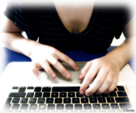 Foto de manos en teclado.