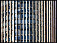 Foto de fachada de edificio de oficinas.