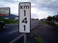 Fotografía de un punto kilométrico de una carretera.