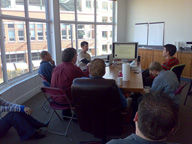 Foto de equipo presentando informes.