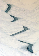 Foto de carretera nevada llena de curvas.