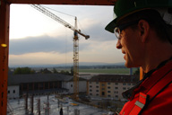 Foto de una persona vigilando el transcurso de unas obras.