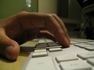 Fotos de una mano sobre un teclado de ordenador.