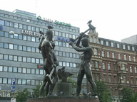 Foto de una estatua con un equipo de trabajo.