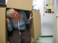 Foto de una persona riéndose en el trabajo.