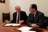 Foto firmando aceptación de un proyecto.