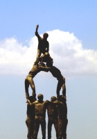 Ilustración de una escultura de una torre humana que representa la coordinación y colaboración de las personas.