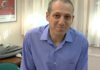 Primer plano de Carlos, un hombre de 43 años con camisa azul.