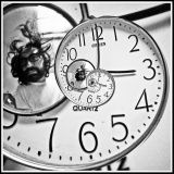 Ilustración de un reloj con forma espiral y donde también se aprecia el rostro de un hombre, simulando que está “perdido en el tiempo”.