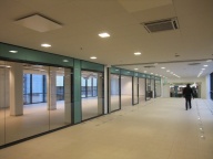 Imagen de un gran pasillo con varias puertas automáticas abiertas, representando un objeto de diseño para todos.