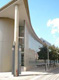 Empresa ETC S.L. Edificio modernista de la empresa ETC S.L. con columnas a la entrada que forman un pasillo desde el que se accede al interior.