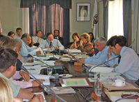 Una sala donde están reunidos  representantes de organizaciónes regionales para alcanzar un acuerdo.