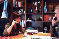 La presidenta Cristina Fernández, en el momento que dialoga por teléfono con un representante de Estados Unidos.