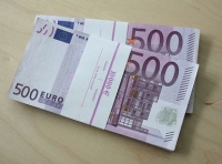 Dos fajos de billetes de 500 euros sobre una mesa.