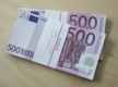 Billetes de 500 euros. Dos fajos de billetes de 500 euros sobre una mesa.