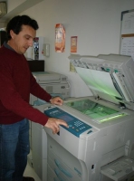 Se observa a un administrativo realizando una fotocopia.