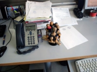 Telefono. Se observa el teléfono y los sellos en un puesto de trabajo administrativo.