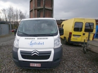 En la imagen se observa el frontal de una furgoneta blanca y justo detrás de ella se observa la parte trasera de una furgoneta amarilla.