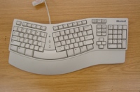  Imagen de un teclado diseñado de forma que facilite el acceso todas sus partes.